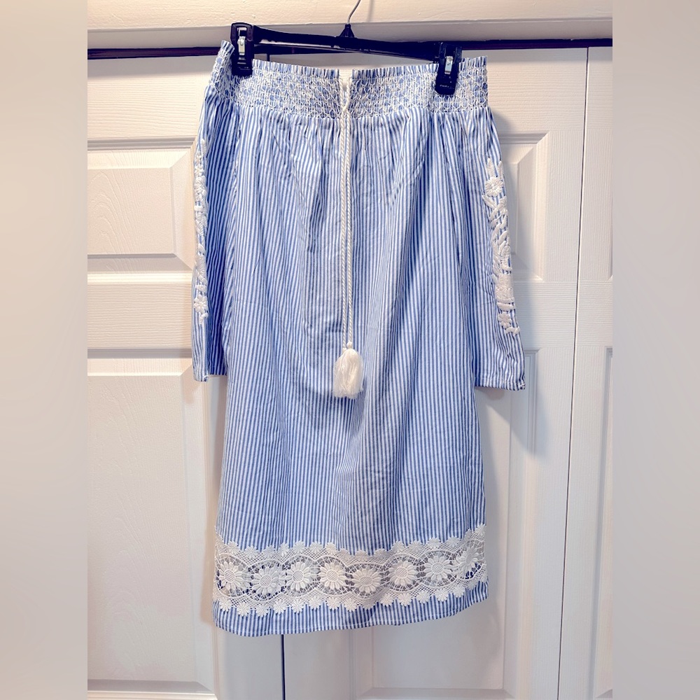 Beautiful Crown & Ivy cotton off-the-shoulder Spring/Easter dress.